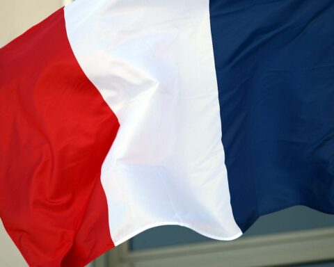 Frankreich-Flagge im Archiv: Waldbrände bei Bordeaux und Spanien, Evakuierungen und Feuerwehr im Einsatz.