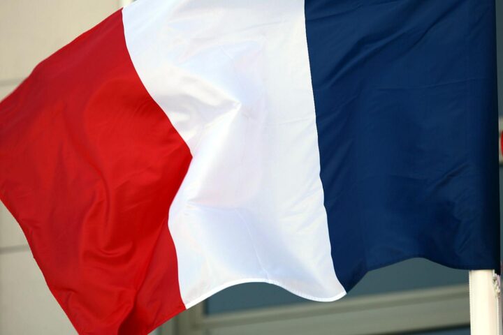 Frankreich-Flagge im Archiv: Waldbrände bei Bordeaux und Spanien, Evakuierungen und Feuerwehr im Einsatz.
