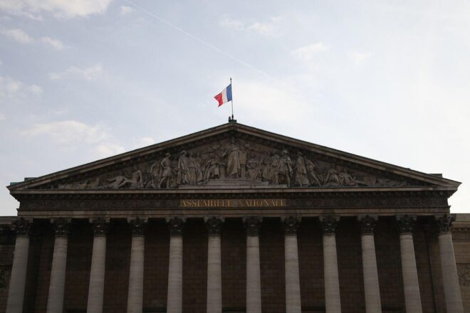 Französische Nationalversammlung in Paris (Archiv): Abgeordnete stimmen über ein Sterbehilfe-Gesetz unter Auflagen ab.