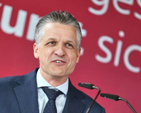 Thorsten Frei kritisiert öffentlich das Singen der DDR-Hymne bei AfD-Veranstaltung mit Tino Chrupalla.