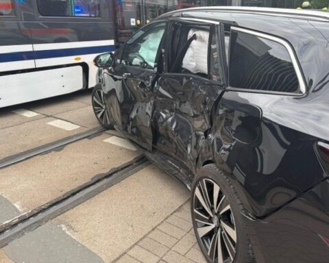 Kollision zwischen PKW und Straßenbahn, Verkehrsunfall aufgrund verbotenem Wendemanöver, Polizei warnet.