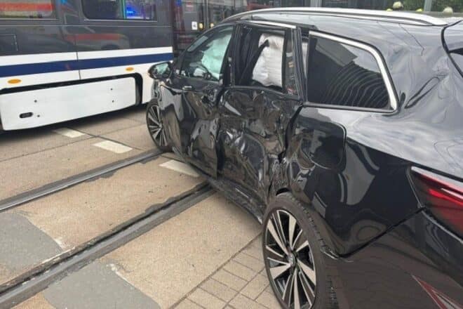 Friesenheim: Autofahrer bei Wendemanöver mit Straßenbahn kollidiert