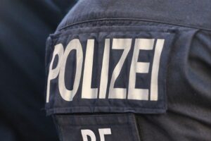 Schwerer Verkehrsunfall mit zwei beschädigten Fahrzeugen, Verletzten und Polizei an Unfallstelle.