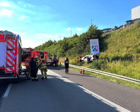 Verkehrsunfall A3: beschädigter PKW, Einsatz von Feuerwehr und Rettungsdienst, verletzte Personen.