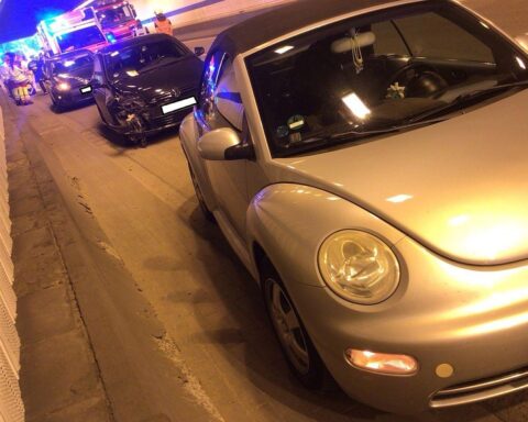 Unfall im A40-Tunnel Richtung Dortmund: mehrere Autos kollidiert, fünf Verletzte, Feuerwehr und Rettungswagen im Einsatz.