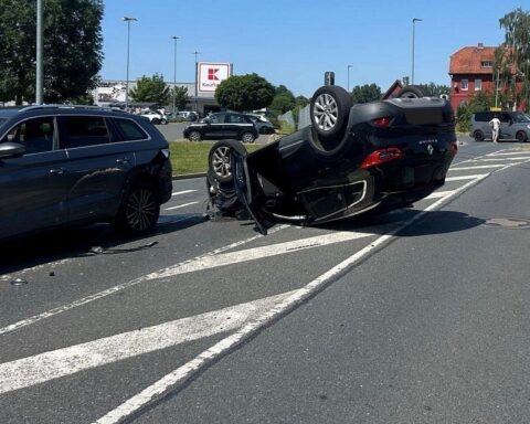 Verkehrsunfall im Kreisverkehr: Renault überschlägt sich, kollidiert mit Skoda; fünf Leichtverletzte, Einsatzkräfte vor Ort.