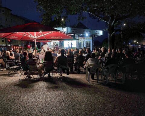 Fußballfans schauen begeistert auf der Straße die WM 2026, Ägypten besiegt Australien im Elfmeterschießen.