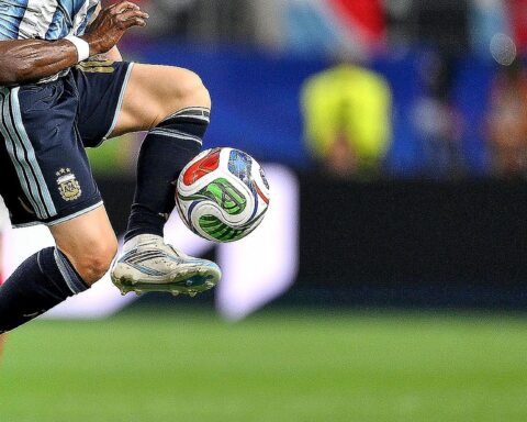 Messi dribbelt den Ball, Argentinien gegen Kap Verde, dramatisches WM-Match, Spannung pur!