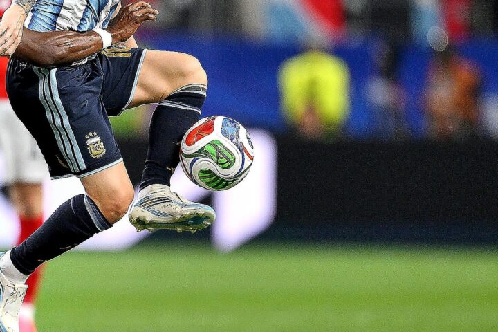 Messi dribbelt den Ball, Argentinien gegen Kap Verde, dramatisches WM-Match, Spannung pur!