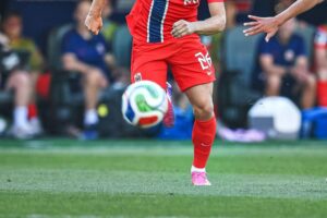 Norwegische Fußballmannschaft jubelt nach Sieg gegen Brasilien bei WM 2026, Erfolge feiern.