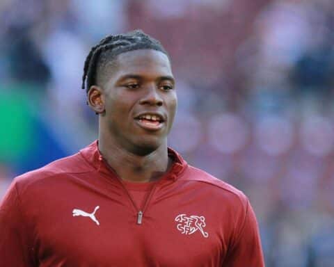 Schweizer Nationalmannschaft feiert 2:0-Sieg gegen Algerien im WM-Sechzehntelfinale, Breel Embolo jubelt.