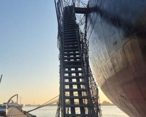 Beschädigte Gangway eines 183-Meter-Massengutschiffs im Seehafen Brake, verursacht durch Schiffsunfall (Archivfoto).