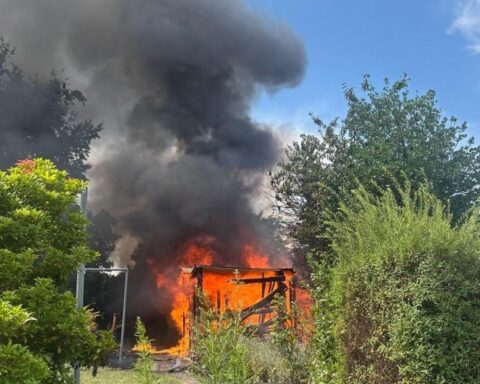 Eine vollständig ausgebrannte Gartenhütte in Bad Bederkesa, Feuerwehr im Einsatz, Flammen und Wärmebildkamera.