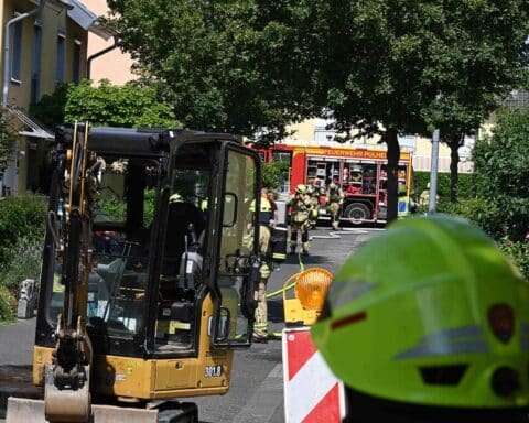 Feuerwehr im Einsatz: Gasleck bei Bauarbeiten in Pulheim, evakuierte Häuser, abgesicherter Gefahrenbereich.
