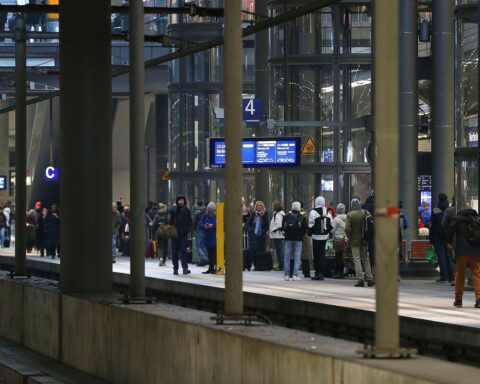 Berlin Hauptbahnhof (Archiv): Bahnsteig mit Passanten, Thema Alkoholverbot an Bahnhöfen und in Zügen.