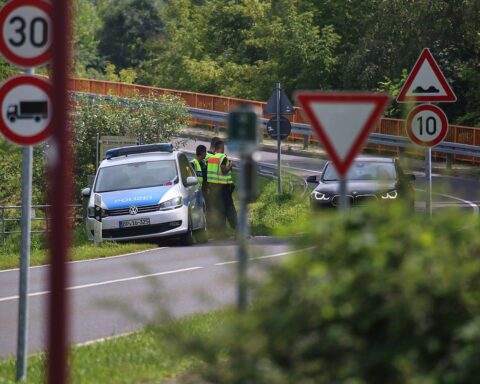 Verkehrskontrolle an einer deutschen Grenze, Archivbild: Bundespolizei überwacht mögliche illegale Einreiseversuche.