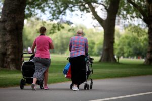 Frauen mit Kleinkindern in Deutschland, Symbol für sinkende Geburtenrate und demographische Herausforderungen.