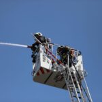 Feuerwehr bei Gefahrstoffeinsatz am Güterbahnhof Freiburg: Spezialkräfte, Schutzanzüge, abgesperrter Bereich, Tankcontainer.