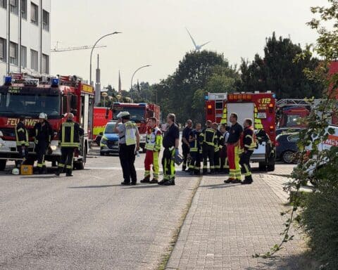 Feuerwehr bei Gefahrstoffeinsatz: Industrieanlage in Waldniel, Ermittlungen und Absperrung wegen nitroser Gase (Archiv).