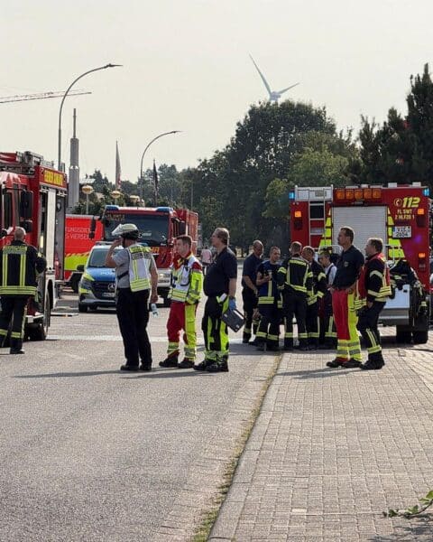 Feuerwehr bei Gefahrstoffeinsatz: Industrieanlage in Waldniel, Ermittlungen und Absperrung wegen nitroser Gase (Archiv).