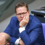 Archivfoto von Tino Sorge im Anzug vor dem Berliner Hintergrund; er kritisiert Kanzler Friedrich Merz.