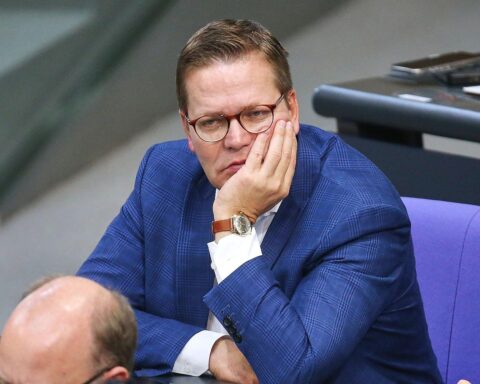 Archivfoto von Tino Sorge im Anzug vor dem Berliner Hintergrund; er kritisiert Kanzler Friedrich Merz.