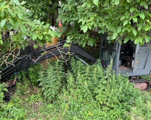 Gestohlener Bagger auf Grundstück, Polizei sichert Beweis, Ermittlungen gegen Tatverdächtigen laufen.