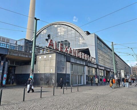 Polizeiliche Fahndungsaktion am U-Bahnhof Alexanderplatz: Überwachungskamera-Foto, Tatverdächtiger gesucht, Gewalt gegen 17-Jährigen.