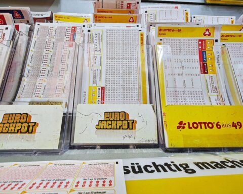 Spielscheine für Eurojackpot und Lotto 6 aus 49, mit gezogenen Gewinnzahlen und Eurozahlen 1 und 5.