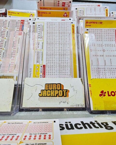 Spielscheine und Gewinnzahlen zum Eurojackpot: Lotto 6aus49 mit Eurozahlen 2 und 9.