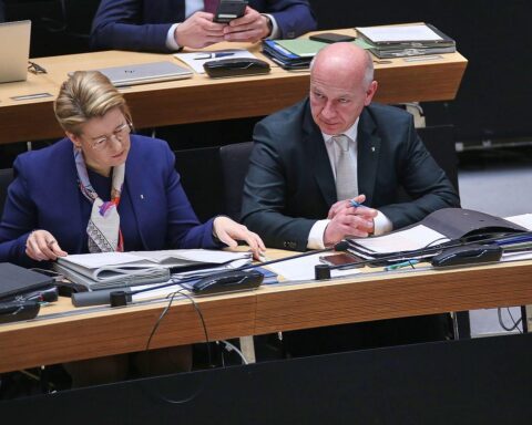 Franziska Giffey und Kai Wegner im politischen Kontext, symbolisierende Rivalität und Wahlkampf in Berlin.