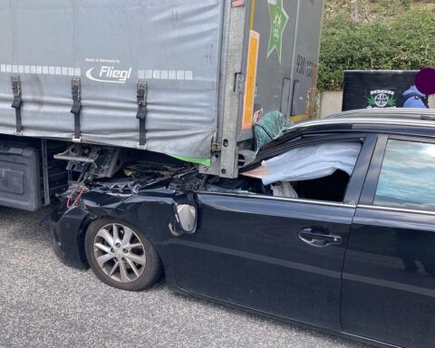 Unfall auf der A3: Toyota verkeilt unter einem Sattelzug-Auflieger; Polizei und Abschlepparbeiten (Archivfoto).
