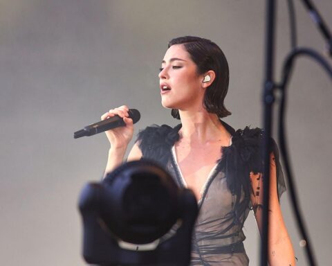 Gracie Abrams zeigt sich als Sängerin; ihr Album „Daughter from hell“ ist neu in Deutschland auf Platz eins.