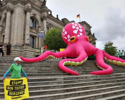 Greenpeace-Protest gegen Tiefseebergbau, symbolisiert durch Aktivisten mit Bannern und maritimen Motiven.
