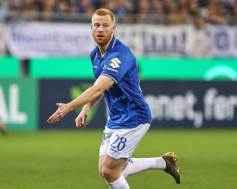 Paul Will in Greuther Fürth-Trikot, Vertragsunterzeichnung, Freude und Teamgeist hervorgehoben.