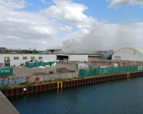 Feuerwehr löscht massiven Brand auf Recyclingbetrieb im Dortmunder Hafen: brennendes Papier und Sperrgut.