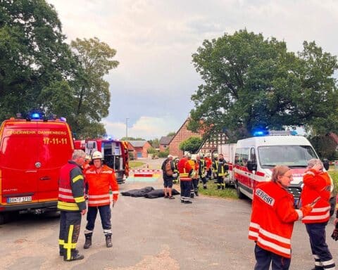 Feuerwehrkräfte sichern einen großen Sicherheitsbereich nach Fund einer verdächtigen Collodium-Flasche in Zebelin.
