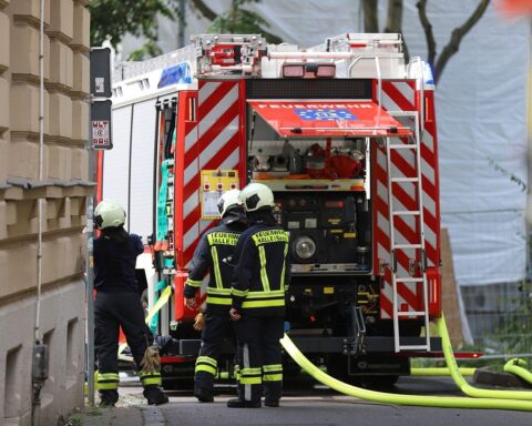Feuerwehr und Polizei im Großaufgebot bei starkem Flächenbrand in Mannheim-Neckarstadt, dichte Rauchentwicklung.