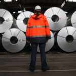 Stahlproduktion im Archiv: Industrieanlage mit Stahlwerk, symbolisch für gestiegene Großhandelspreise.