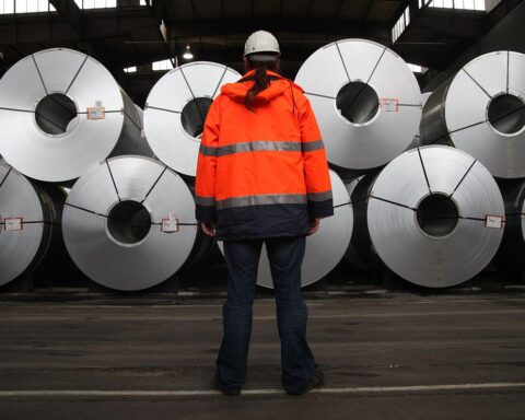 Stahlproduktion im Archiv: Industrieanlage mit Stahlwerk, symbolisch für gestiegene Großhandelspreise.