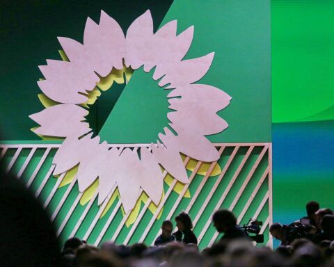 Grünen-Sonnenblume symbolisiert Initiative für europäische Investitionen in Künstliche Intelligenz.