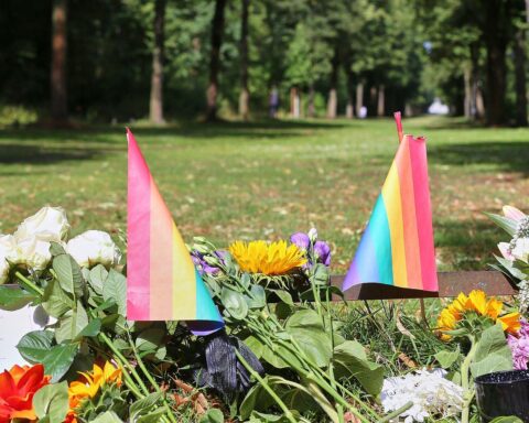 Polizeiliche Absperrung am Tatort nach Todesfahrt beim CSD, Symbol für Hass gegen queere Menschen.