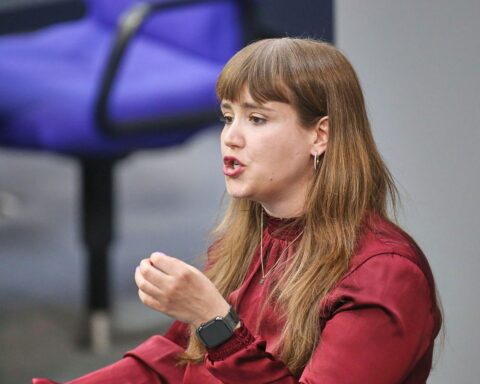 Ricarda Lang kritisiert Elterngeldkürzungen: Weniger Geld, weniger Zuverlässigkeit für junge Familien.