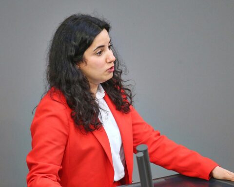 Politikerin Misbah Khan kritisiert neue Förderbedingungen für zivilgesellschaftliche Träger in Berlin.
