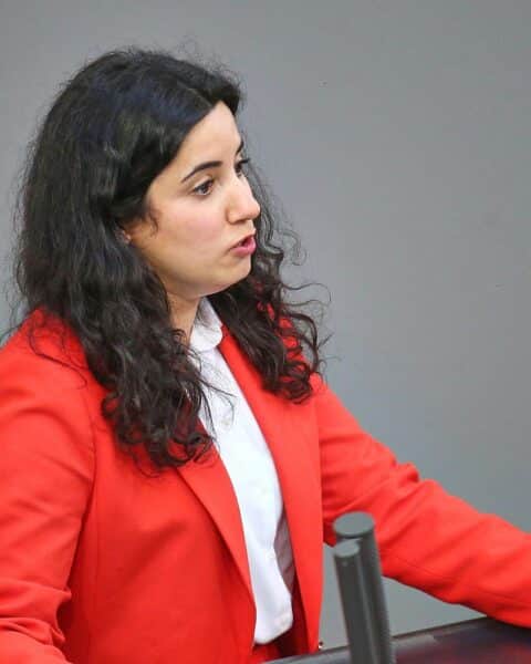 Politikerin Misbah Khan kritisiert neue Förderbedingungen für zivilgesellschaftliche Träger in Berlin.