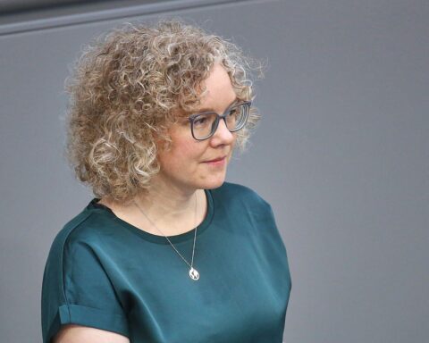 Julia Verlinden fordert Hitzeschutz-Maßnahmen von Regierung; Hitze- und Klimakatastrophe im Fokus.