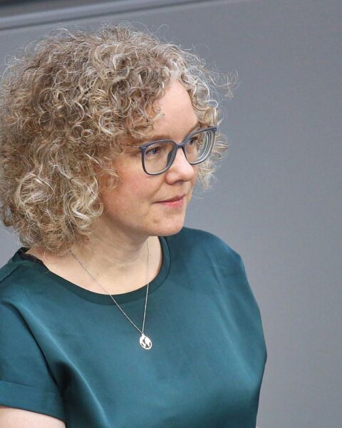 Julia Verlinden fordert Hitzeschutz-Maßnahmen von Regierung; Hitze- und Klimakatastrophe im Fokus.