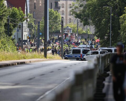 Friedliche Demonstration gegen Rechtsradikalismus mit Fokus auf Pressefreiheit und Gewaltverurteilung.