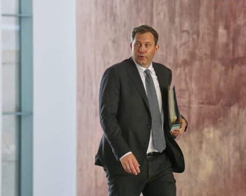 Lars Klingbeil steht im Fokus der Kritik wegen Steuersenkungen für Geringverdiener und Sozialabgaben.