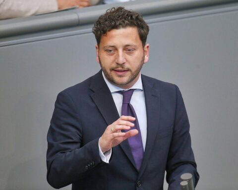Felix Banaszak fordert finanzielle Entlastungen für kleine und mittlere Einkommen in Deutschland.